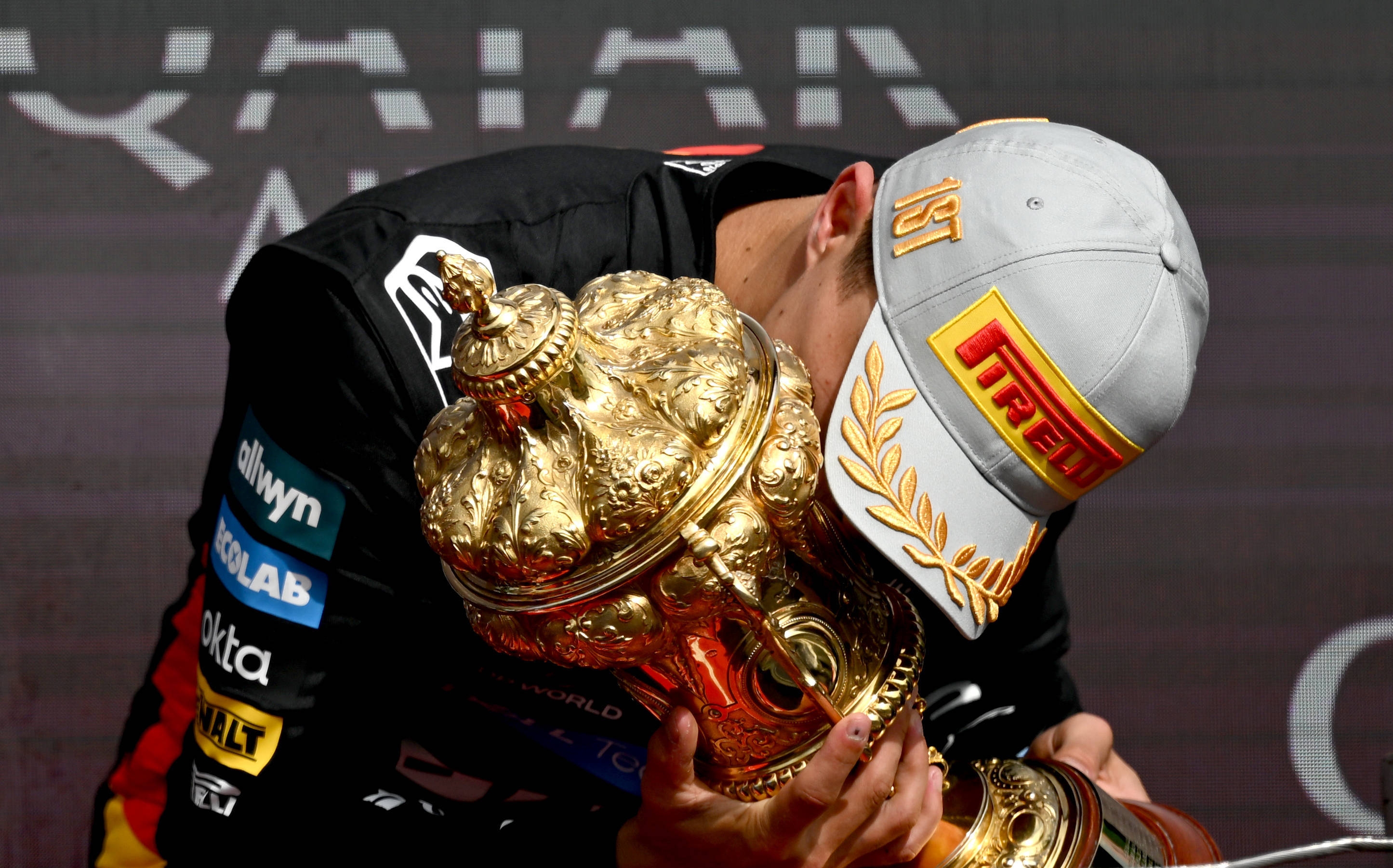 索伯车队轻取法拉利，皮亚斯特里扛起全队