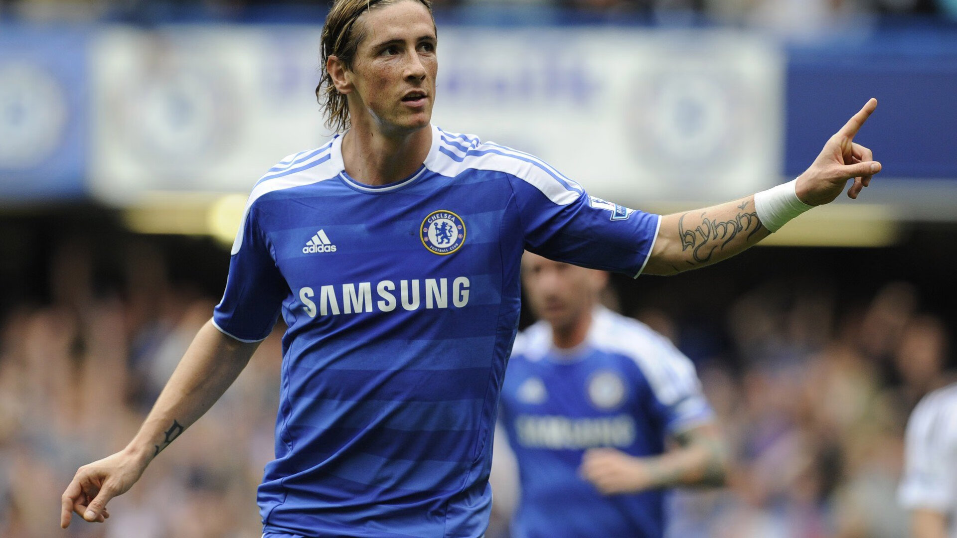 开云体育平台APP-篮球之星的足球之夜，西亚卡姆在德甲争冠战的高光时刻