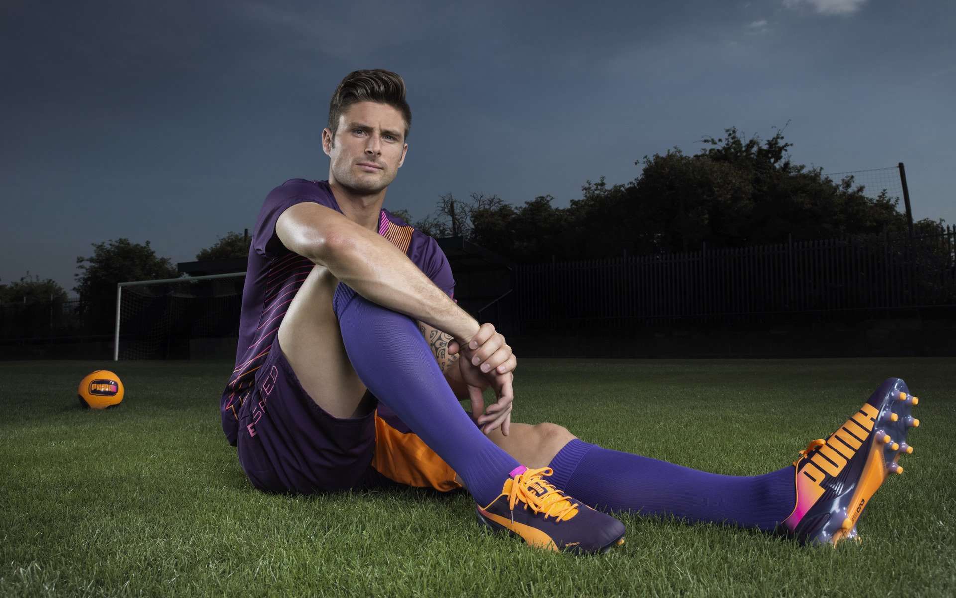 开云体育2026-雨夜绝响，阿尔瓦雷斯一记改写命运的弧线，让拜仁王朝听见碎裂的声音