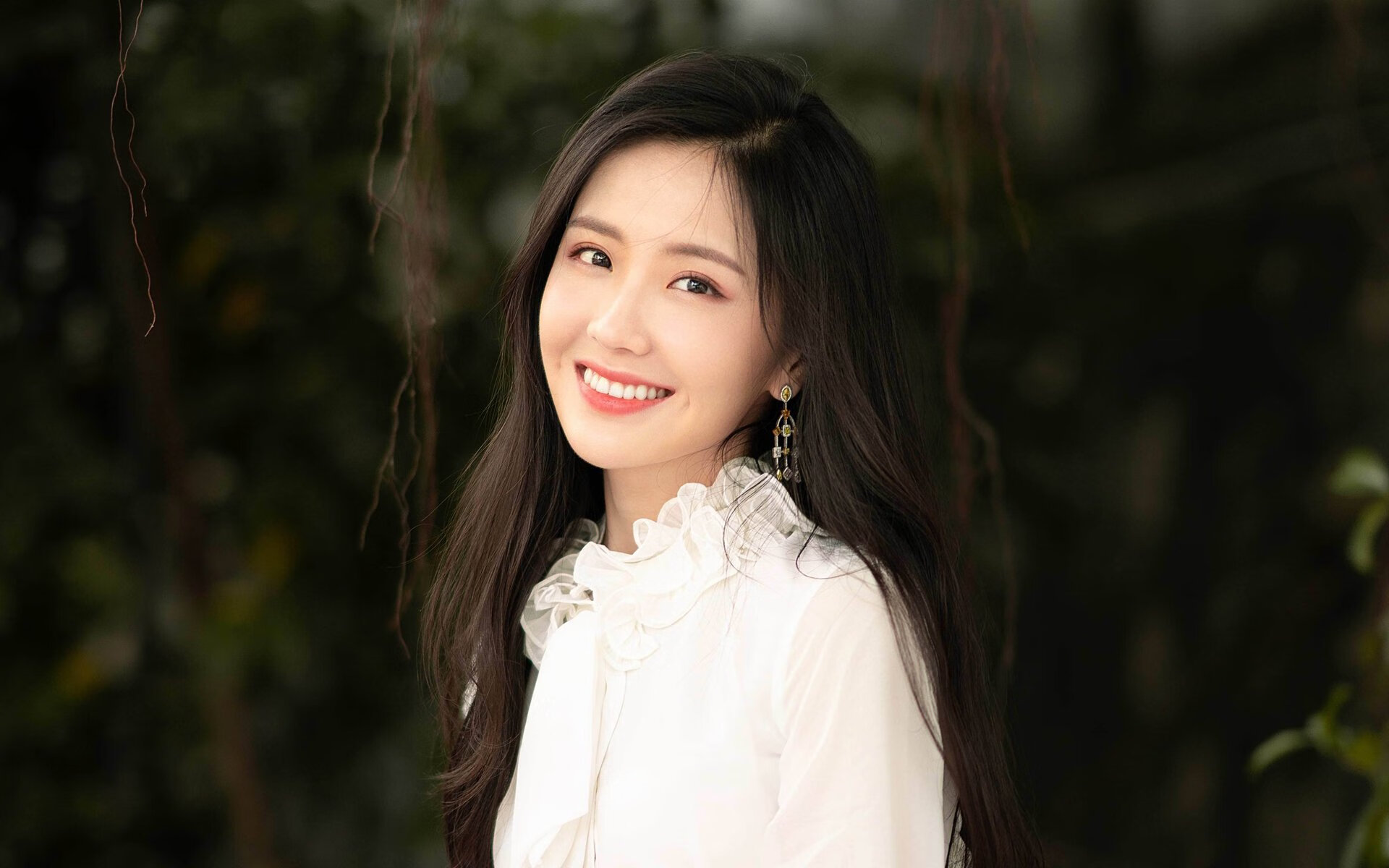 充满戏剧张力和话题性,非常有意思。让我们来构思一篇真正具有唯一性的文章。这里的唯一性,可以理解为,这场比赛在历史长河中的不可复制性,以及它所承载的超越比分本身的意义